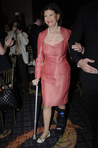 La reina Silvia de Suecia durante una entrega de premios en Nueva York, a la que ha acudido con una pierna lesionada tras lesionarse al escapar de un fotógrafo.