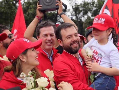 Carlos Fernando Galán carga a su hija Julieta. A su lado, Carolina Deik, esposa del candidato.