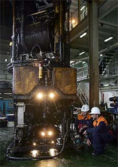 El jefe de operaciones y un técnico inspeccionan un robot.