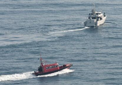 La Guardia Civil rastrea la zona donde se encuentran los restos de la nave