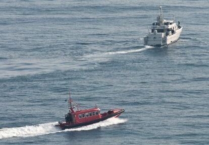 La Guardia Civil rastrea la zona donde se encuentran los restos de la nave