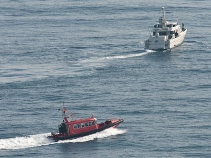 La Guardia Civil rastrea la zona donde se encuentran los restos de la nave