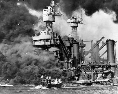 Una lancha busca supervivientes en los alrededores del buque West Virginia, anclado en Pear Harbour y bombardeado por la aviación japonesa.