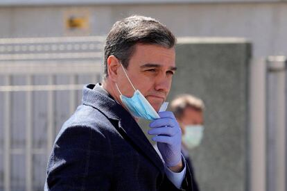 El presidente del gobierno, Pedro Sánchez (c), se protege con mascarilla y guantes a su llegada, este viernes, a las instalaciones de la empresa Hersill, en Móstoles (Madrid), donde gracias al programa de reorientación de líneas industriales y producción nacional, impulsado por el Gobierno, han comenzado a fabricarse respiradores para la lucha contra el coronavirus.