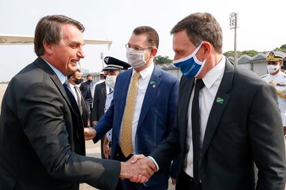 Em 10 de setembro, o presidente Jair Bolsonaro cumprimenta o prefeito Marcelo Crivella, em um evento das Forças Armadas, no Rio. Bolsonaro apoiou Crivella na disputa municipal, mas o prefeito não conseguiu se reeleger.