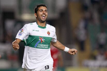 Elche forward Ángel Rodríguez celebrates after scoring his team's third and decisive goal against Valladolid last Sunday.