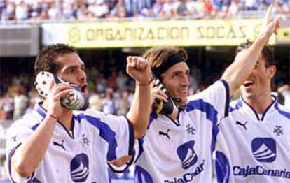 Marioni (en el centro) y sus compañeros celebran uno de sus goles telefoneando por medio de sus botas.