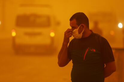 Un hombre se coloca la mascarilla durante la tormenta de arena que ha asolado la ciudad de Bagdad y diferentes zonas del país. 