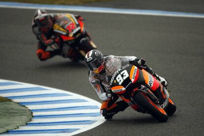 El piloto español de Moto2 Marc Marquez rueda esta mañana en Jerez. A su estela, el japonés Yuki Takahashi.