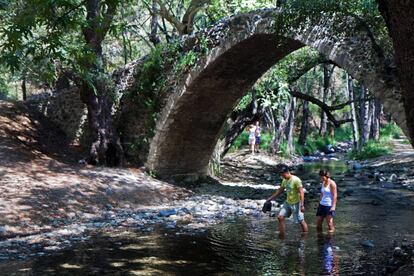 El puente de Kelefos, construido por los venecianos (1489-1571) en los alrededores de la aldea de Treis Elies (Chipre).