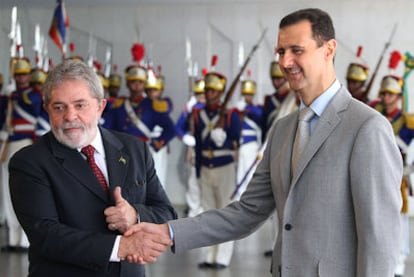 El presidente brasileño, Luiz Inácio Lula da Silva, recibió el jueves en Brasilia a su homólogo sirio, Bachar Al Asad, con quien abordó, entre otros asuntos, la posible mediación de Brasil en el conflicto en Oriente Medio. Según Lula, "el conflicto trasciende las dimensiones regionales" y su resolución "es responsabilidad de todos", porque "afecta al mundo entero".