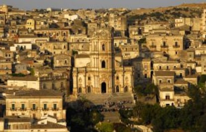 Vista desde la carretera, la iglesia de San Giorgio, en Modica, preside una abigarrada ciudad.