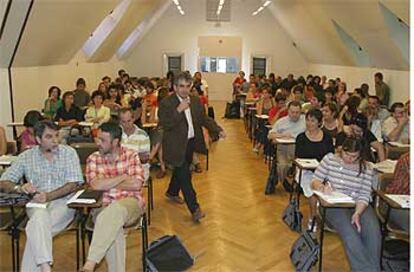 Bernardo Atxaga entra en el Pabellón de Servicios del Palacio Miramar, donde ayer impartió un curso sobre la creación literaria.