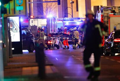 Los enfermeros trasladan heridos al hospital en las ambulancias en el lugar del atropello del mercado navideño de la plaza Breitscheidplatz, en el Berlín oeste.