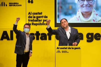 El líder de ERC, Oriol Junqueras, y el candidato a las elecciones catalanas, Pere Aragonés, durante el mitin electoral, este viernes en Badalona.