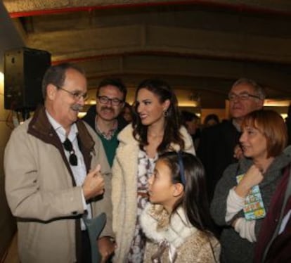 El arquitecto Rafael Rivera, a la izquierda, explica la creación del Gulliver.