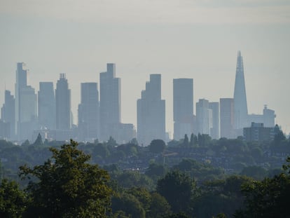 Amanecer en Londres con el distrito financiero al fondo, el pasado 9 de agosto.