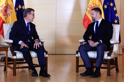 El líder del PP, Alberto Núñez Feijóo, y el de Vox, Santiago Abascal, durante la reunión mantenida este martes en el Congreso.