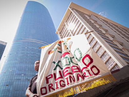 Un vecino de Xoco junto a la Torre Mítikah, en Ciudad de México.