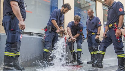 Bomberos comprueban una boca de incendios en Gracia.