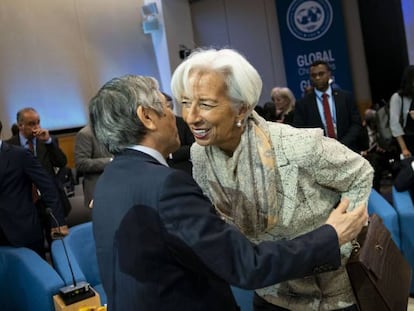 Christine Lagarde, presidenta del BCE saluda a Haruhiko Kuroda, gobernador del Banco de Japón.