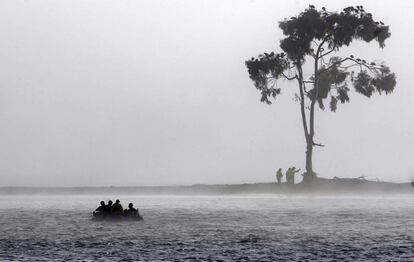 Uma equipe de resgate procura sobreviventes perto do rio Maule, em Constitución, Chile.