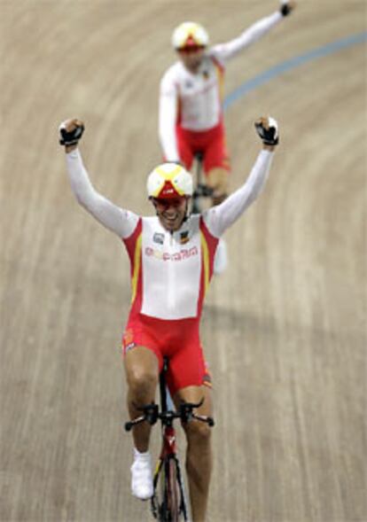 Carlos Torrent, en primer plano, y Asier Maeztu celebran la medalla de bronce.