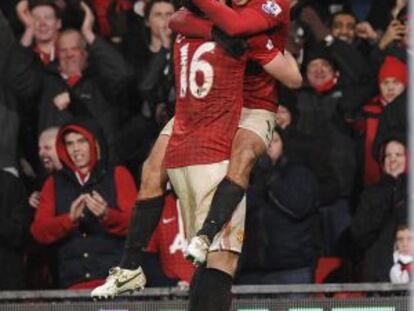 Javier Hern&aacute;ndez celebra uno de sus goles con Carrick, de espaldas