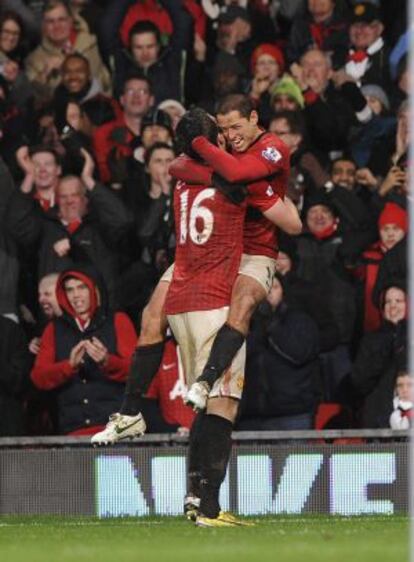 Javier Hern&aacute;ndez celebra uno de sus goles con Carrick, de espaldas