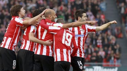 Rico recibe el abrazo de sus compa&ntilde;eros tras marcar ante el Betis. 