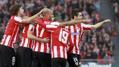 Rico recibe el abrazo de sus compa&ntilde;eros tras marcar ante el Betis. 