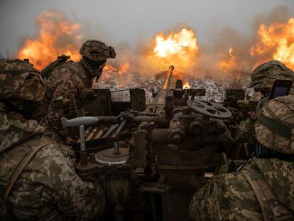 Soldados ucranios disparan hacia posiciones rusas en el frente cercano a Bajmut, en la región de Donetsk, este domingo.