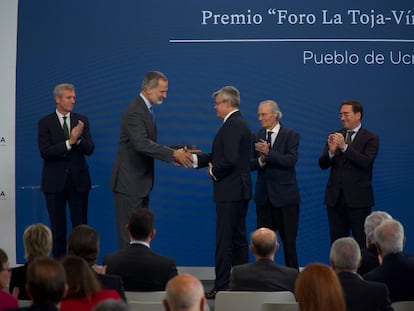 Felipe VI entrega al embajador de Ucrania en España, Serhii Pohoreltsev, el II Premio Foro La Toja otorgado al pueblo ucraniano en la inauguración del IV Foro la Toja-Vínculo Atlántico, este jueves en A Toxa (Pontevedra).