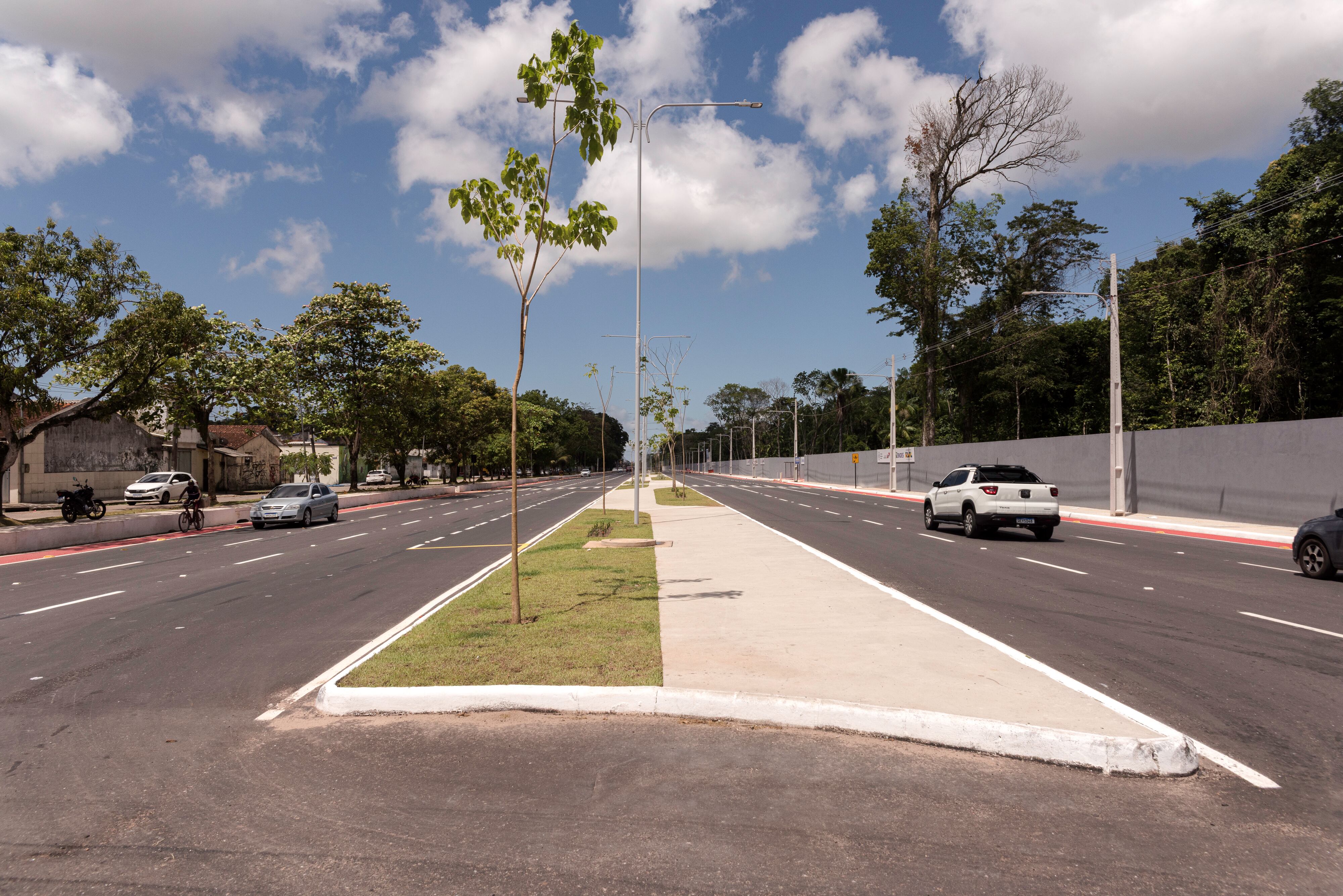 La autovía de la Marinha, abierta al tráfico en vísperas del inicio de la cumbre climática en Belém y construida en una zona que estaba cubierta de vegetación.