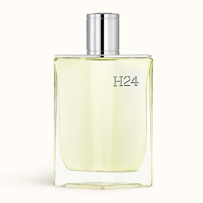 Hermès ha creado conjuntamente con la perfumista Christine Nagel la fragancia H24. Un perfume que, según la maison francesa, es la primera expresión olfativa del hombre contemporáneo. Contiene la fusión de una salvia envolvente, un narciso vibrante, un palisandro revitalizante y una nota metálica y cálida de esclareno. La fragancia cultiva la hibridación entre naturaleza y tecnología. Además, el embalaje de papel 100% reciclado y recicable está adornado con una línea verde lima. Precio: 105 euros.