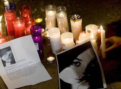 Velas en memoria de Maores, la niña asesinada presuntamente por un compañero de colegio, en las calles de Ripollet (Barcelona).