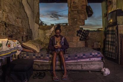 Cristiane tiene cinco hijos pequeños y lleva entre cinco y siete años viviendo en un edificio ocupado de la favela Vila do Metrô de Mangueira, en Río de Janeiro, Brasil. Según los datos recogidos por el Instituto Popular de Datos, el 42% de los hogares de las favelas están a cargo de una mujer.