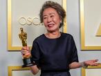 Yuh-Jung Youn, la sensación de la noche en las redes, posa con su Oscar por mejor actriz de reparto por 'Minari'.