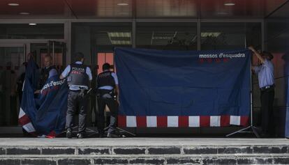 Agentes de los Mossos d'Esquadra en la comisaría de Cornellà tras el ataque.