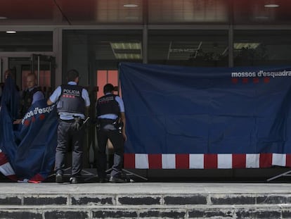 Agentes de los Mossos d'Esquadra en la comisaría de Cornellà tras el ataque.
