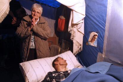 The mother of Antonio Meño, who has been in a coma for 21 years, in the tent where they have been living for a year and a half.