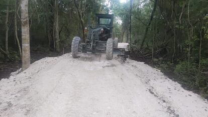 máquina del Ejército mexicano trabaja en abrir el camino alterno a Chichén Viejo