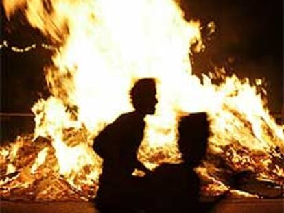 Una hoguera ardiendo anoche en la calle de Casp de Barcelona.
