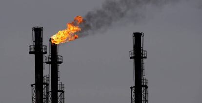 Chimeneas en la refinería de gas y petróleo de Brazi, 60 kilómetros al norte de Bucarest, Rumanía, en una imagen de archivo.