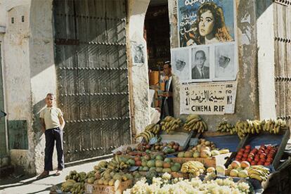 Puesto de frutas y verduras, en la medina vieja de Tánger, en 1963.