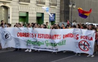 Un grupo de estudiantes frente al Ministerio de Hacienda durante la Marcha a Madrid contra los recortes del Gobierno.