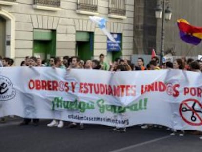 Un grupo de estudiantes frente al Ministerio de Hacienda durante la Marcha a Madrid contra los recortes del Gobierno.