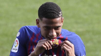 Todibo, el día de su presentación con el Barcelona.