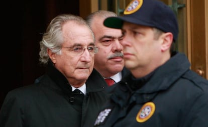 El inversor acusado de estafa Bernard Madoff, en enero de 2009 tras abandonar un juzgado de Nueva York. 