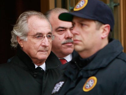 El inversor acusado de estafa Bernard Madoff, en enero de 2009 tras abandonar un juzgado de Nueva York. 